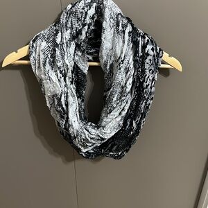 Infinity scarf lightweight snake skin grey design- excellent condition!